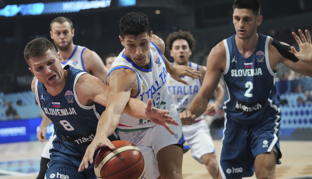 L’Italia maschile ha perso con la Slovenia ed è stata eliminata dagli Europei di basket: Pozzecco ha lasciato il ruolo di allenatore