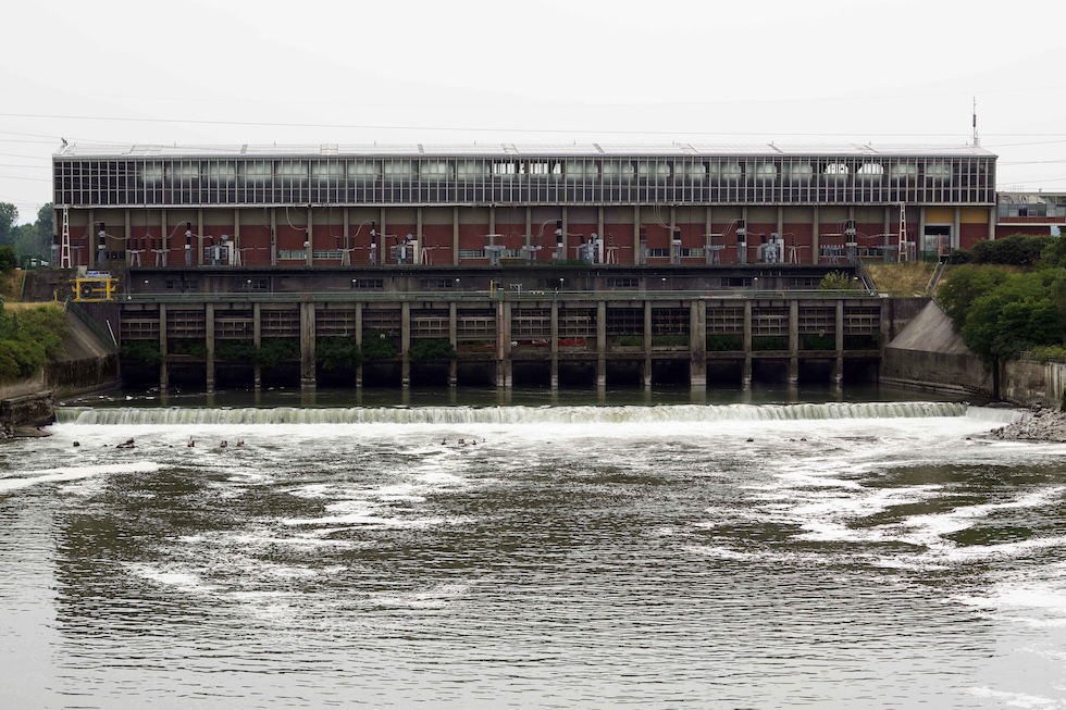 La centrale idroelettrica di Isola Serafini, sul fiume Po