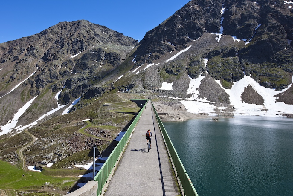 La diga di una centrale a Merano, a Bolzano 