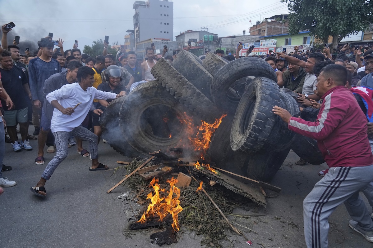 Le foto e i video delle violente proteste in Nepal