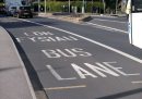 Segnaletica stradale in due lingue, in questo caso su una «corsia per i bus»