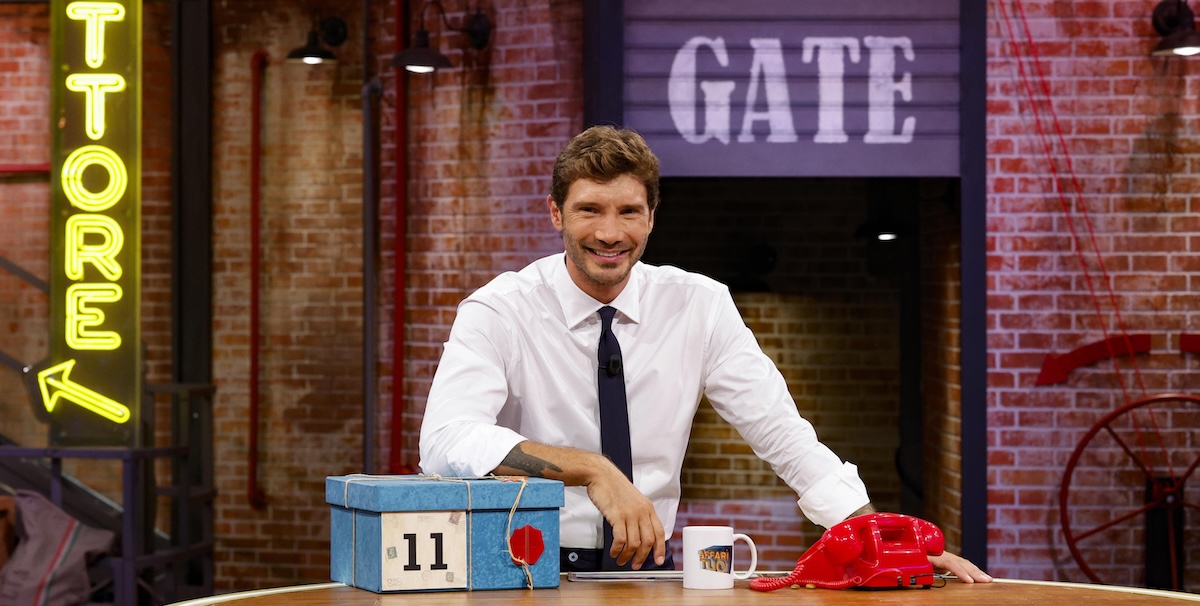 È stata aperta un’indagine per revenge porn per il caso del video privato di Stefano De Martino rubato e pubblicato online