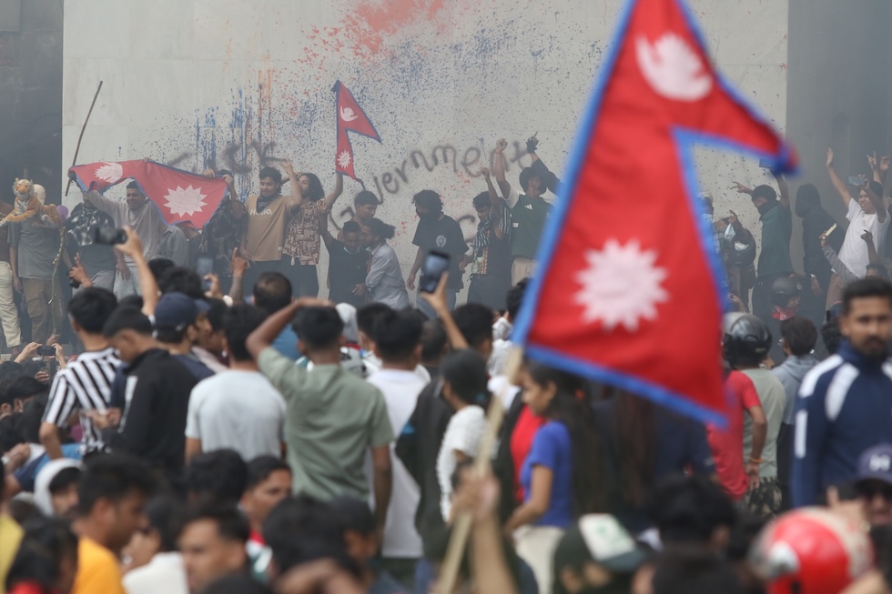 La bandiera nepalese durante le proteste del 9 settembre, a Kathmandu 