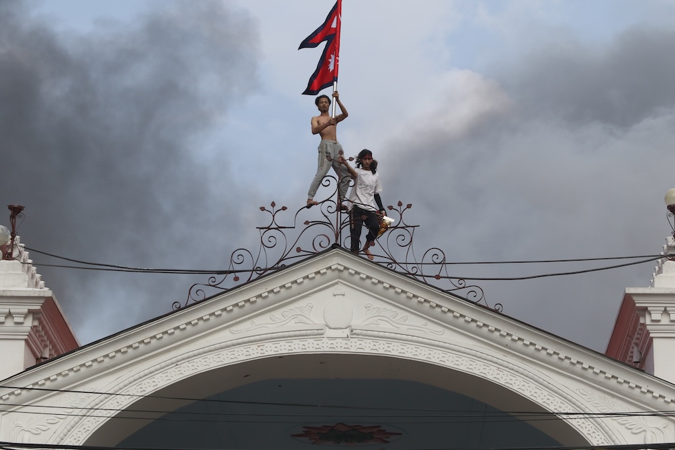 Manifestanti sul tetto del complesso di edifici governativi di Kathmandu, il 9 settembre 