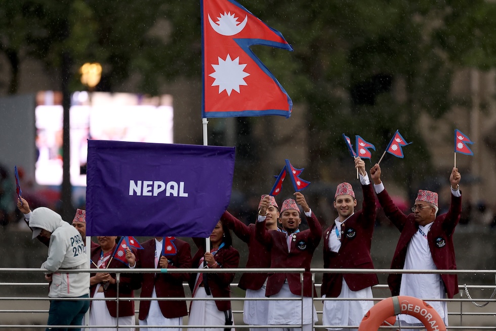 Gli atleti del Nepal durante la cerimonia di apertura delle Olimpiadi di Parigi 2024, il 26 luglio 