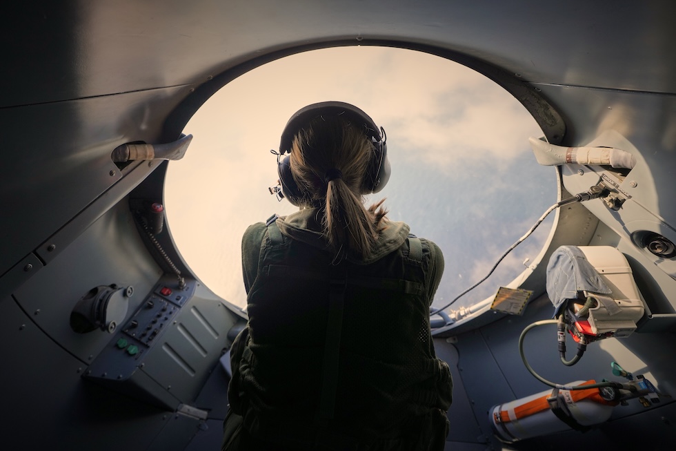 Una soldata a bordo di un aereo da guerra francese durante un'esercitazione della NATO nel Mar Nero, ad aprile 2025