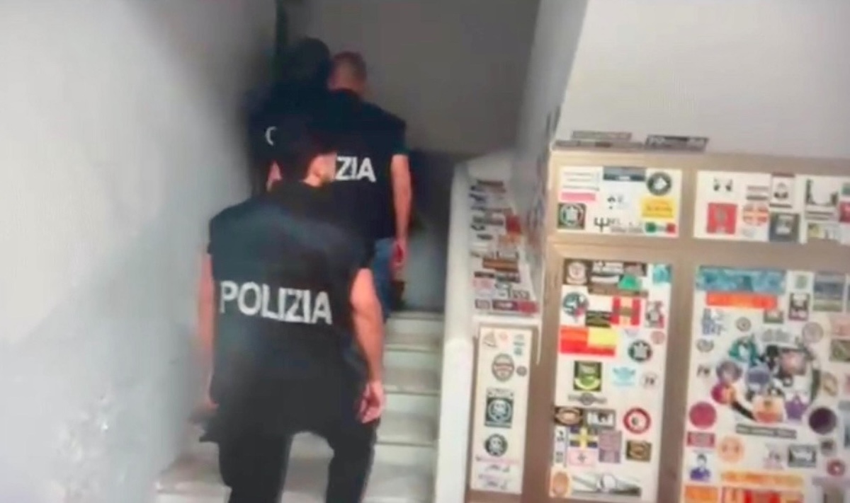 Tre dirigenti locali di Forza Nuova in Calabria sono stati arrestati per aver aggredito un uomo