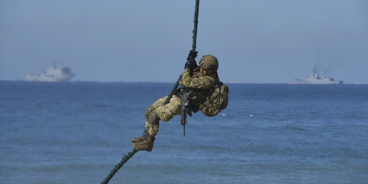 Cosa prevedono gli articoli 4 e 5 del trattato NATO