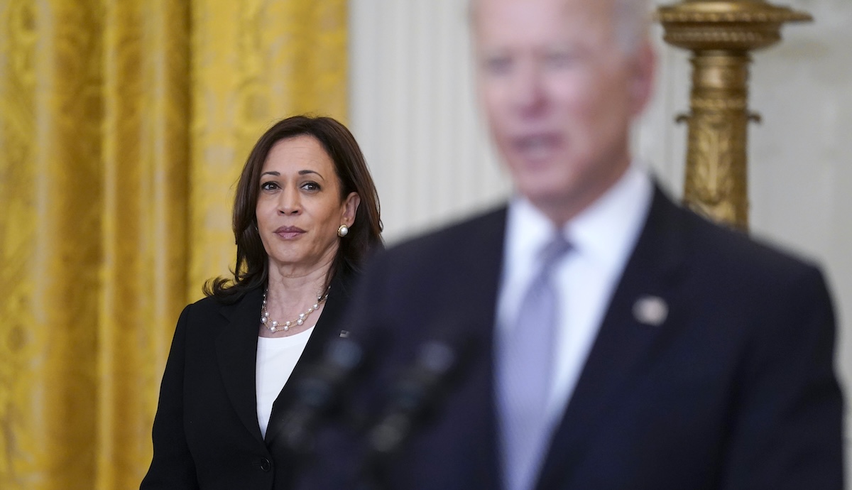 Anche Kamala Harris dice che la ricandidatura di Biden fu un’«incoscienza»