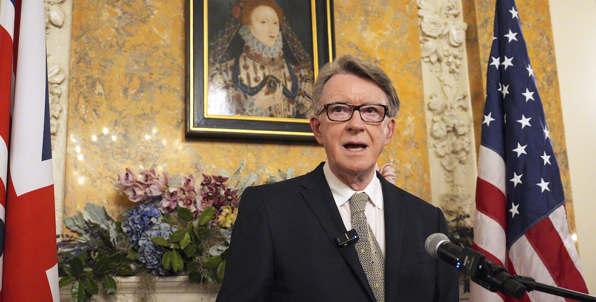 L’ambasciatore britannico negli Stati Uniti è stato licenziato per via di nuovi documenti che mostrano la sua vicinanza a Jeffrey Epstein