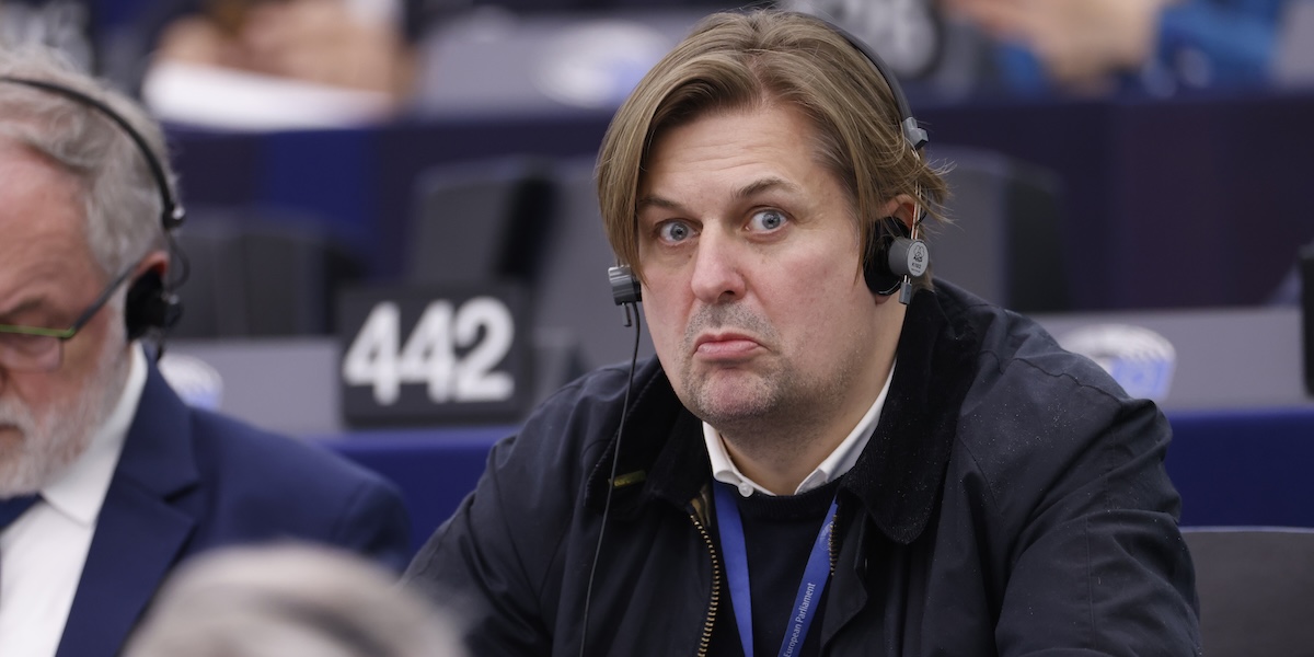 È stata revocata l’immunità parlamentare di un importante deputato di AfD accusato di corruzione, e sono stati perquisiti i suoi uffici