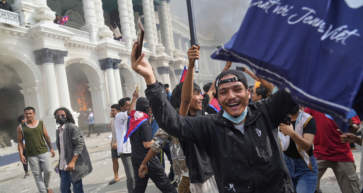 Un manifestante con lo smartphone a Kathmandu, 9 settembre 2025