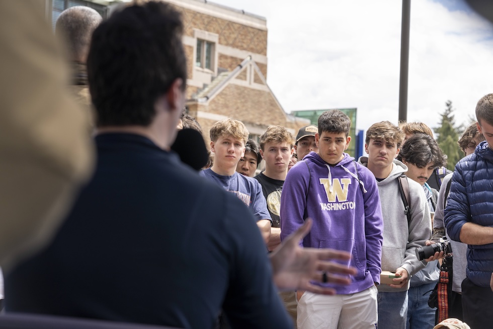 Kirk, di spalle, di fronte a un gruppetto di studenti che lo ascoltano