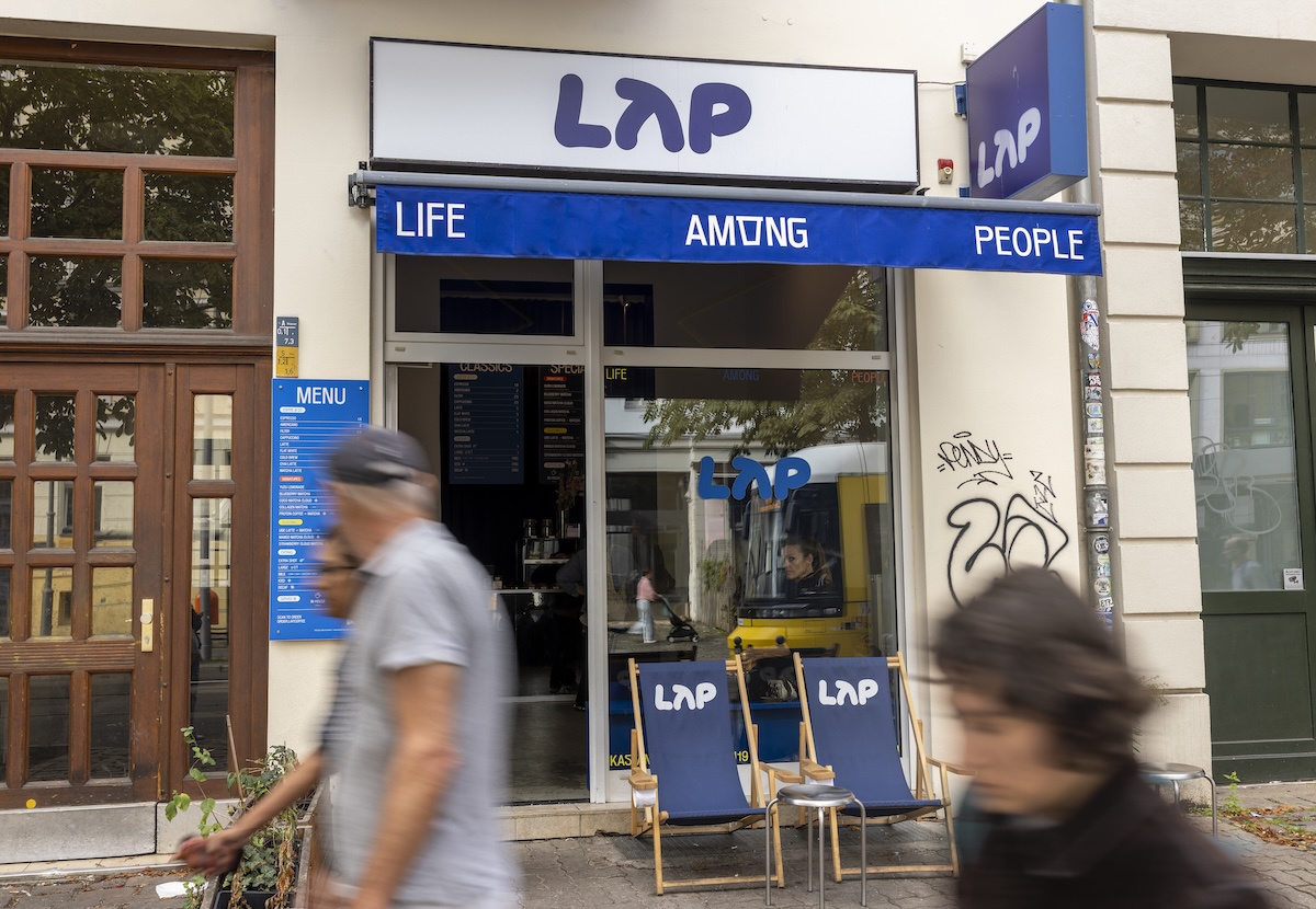 La catena di caffè di Berlino che fa il cappuccino a 2 euro e 50