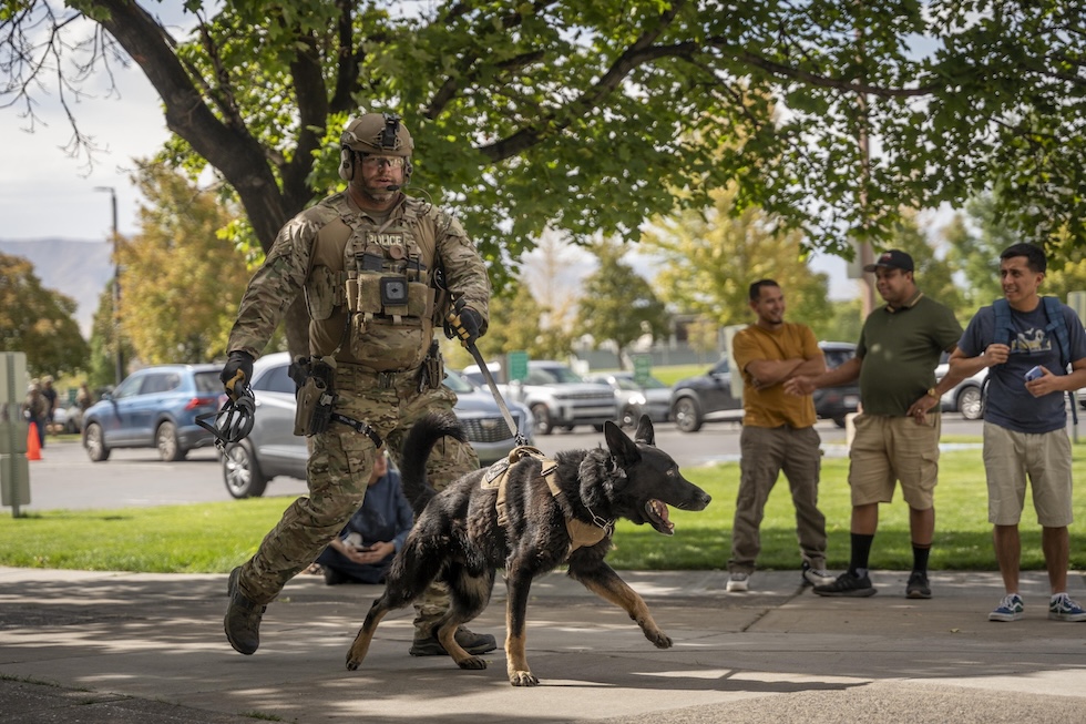 Un agente di polizia di un’unità cinofila durante le ricerche dell’attentatore, il 10 settembre (EPA/MARIELLE SCOTT)