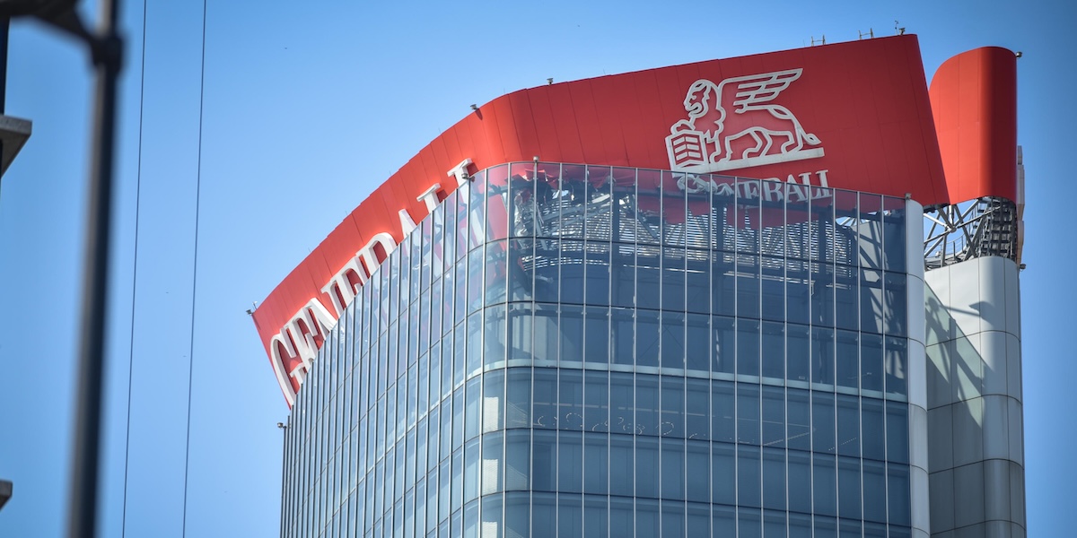 Dieci persone sono indagate per il cedimento dell’insegna del grattacielo Generali a Milano, avvenuto a fine giugno