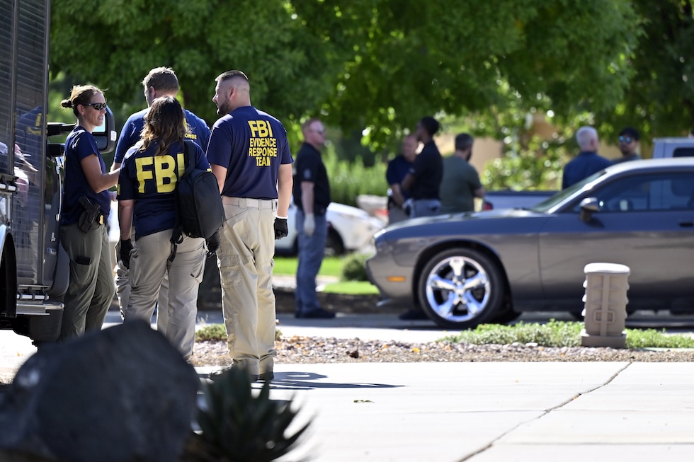 Agenti dell'FBI fuori dalla casa della famiglia di Robinson a Washington, in Utah 