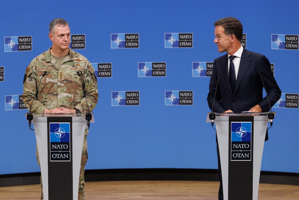 Il comandante supremo della NATO, il generale Alexus Grynkewich, e il segretario Mark Rutte durante la conferenza stampa del 12 settembre 