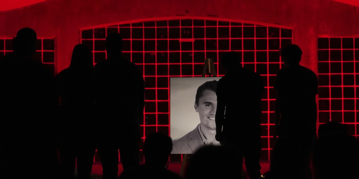 Una fotografia di Charlie Kirk durante una veglia funebre l'11 settembre a Orem, in Utah, dove è stato ucciso