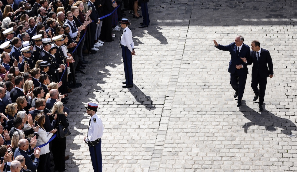 Lecornu insieme al suo predecessore, François Bayrou, durante la cerimonia per il passaggio di consegne, il 10 settembre a Parigi 