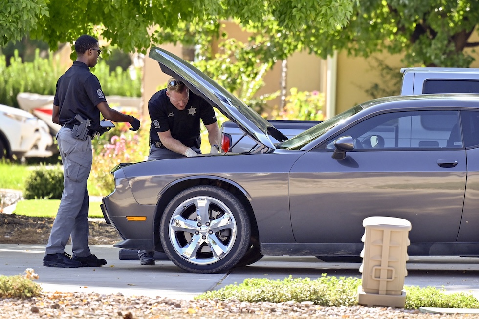 Agenti dell'FBI ispezionano una macchina fuori dalla casa della famiglia di Robinson, a Washington in Utah