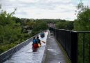 Alcune persone attraversano in canoa l'acquedotto di Pontcysyllte, il 4 settembre