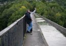 Due persone si fanno un selfie sull'acquedotto di Pontcysyllte, vicino a Wrexham, il 4 settembre
