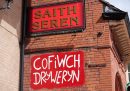 La scritta “Cofiwch Dryweryn” significa “ricordate Dryweryn” in lingua gallese: ricorda lo sfollamento e la distruzione di un villaggio decisi dagli inglesi e ha un forte legame con l'indipendentismo gallese