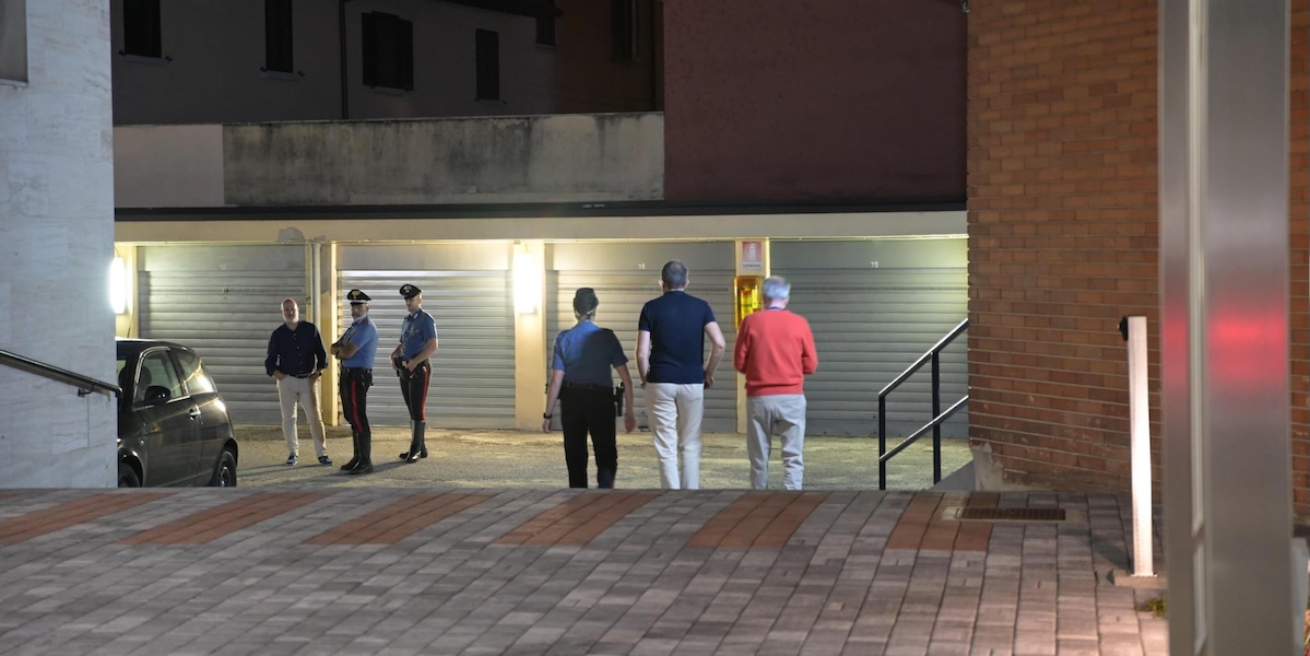 A Milano una donna è morta colpita da un uomo che si era buttato dal balcone di casa, lui è sopravvissuto