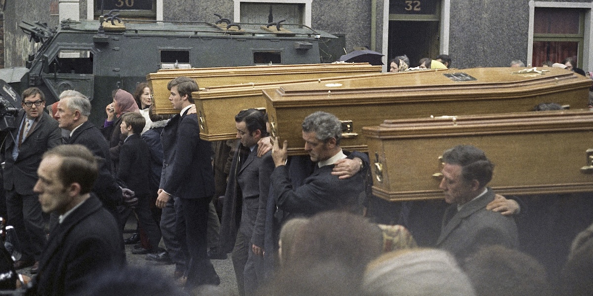 Le bare di alcune delle persone uccise durante il Bloody Sunday, a Derry nel febbraio del 1972 (AP Photo/Michel Laurent)