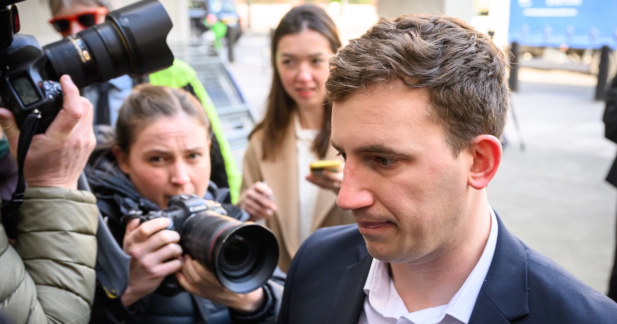 La procura inglese ha ritirato le accuse contro due uomini inglesi sospettati di spionaggio per conto della Cina