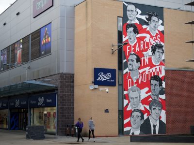 Un murale dedicato alla squadra in centro, il 4 settembre a Wrexham