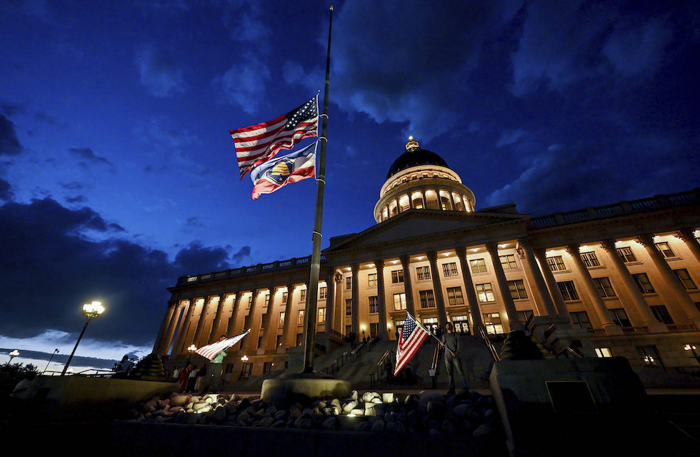 Il palazzo della sede del governo dello Utah con la bandiera a mezz'asta in onore di Charlie Kirk 