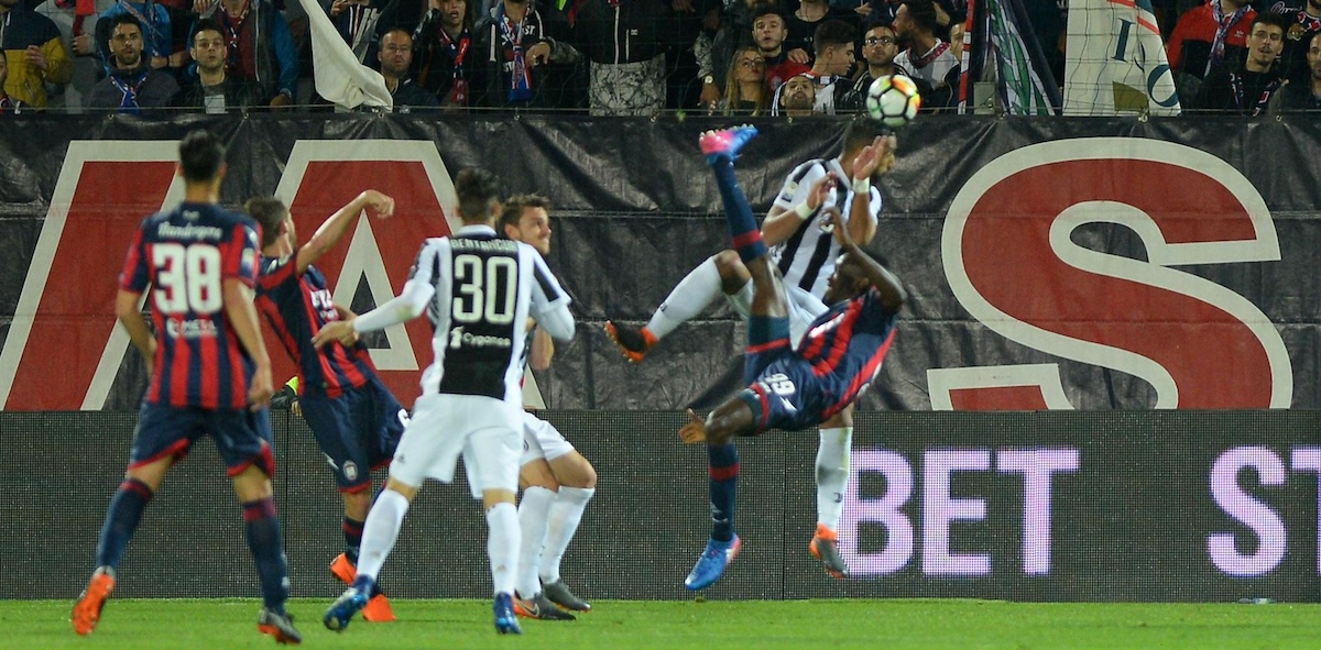 La società calcistica del Crotone, che gioca in Serie C, è stata messa in amministrazione giudiziaria perché influenzata dalla ’ndrangheta