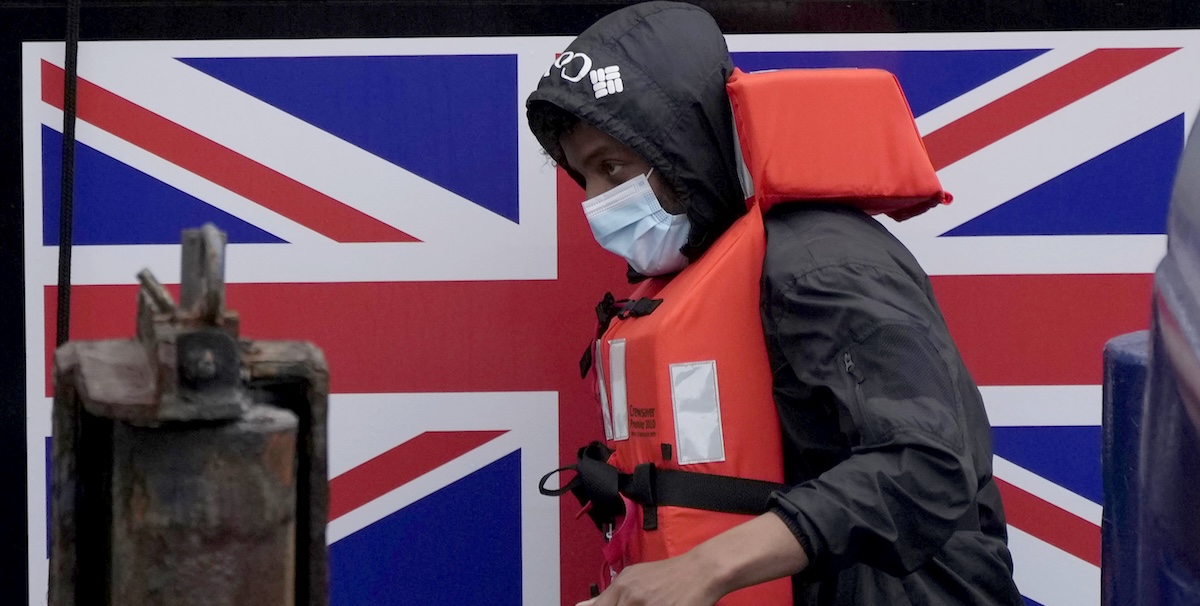 Un tribunale britannico ha sospeso temporaneamente l’espulsione di un richiedente asilo, prevista da un accordo tra Regno Unito e Francia