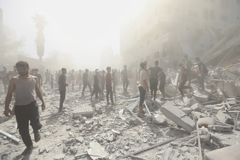 Gli abitanti della città di Gaza dopo un bombardamento israeliano, 14 settembre 2025