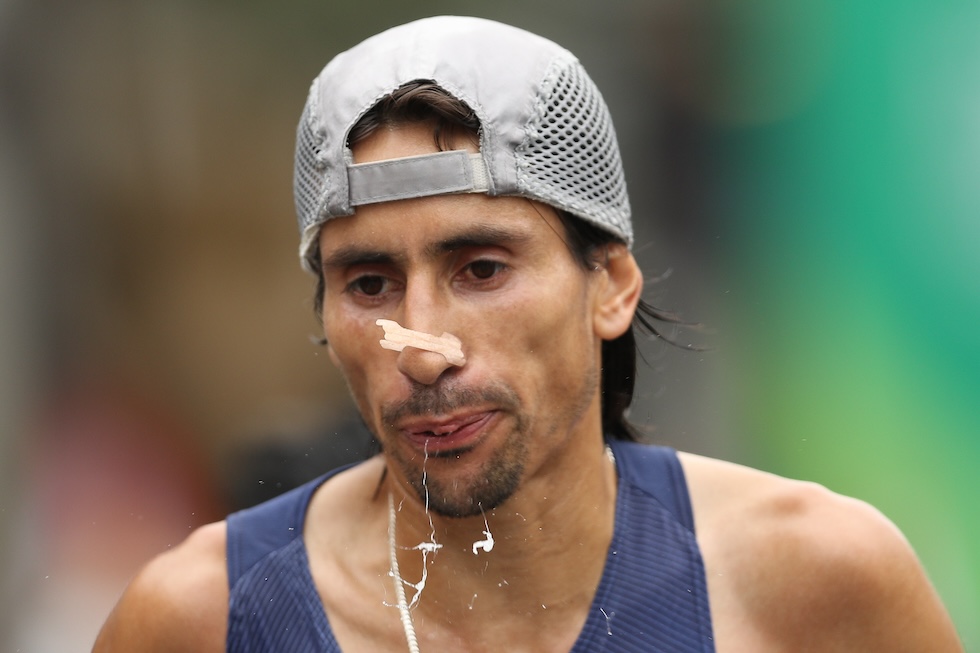Il maratoneta argentino Miguel Angel Barzola sputa durante la maratona maschile dei Giochi Panamericani, 27 luglio 2019 (Patrick Smith/Getty Images)