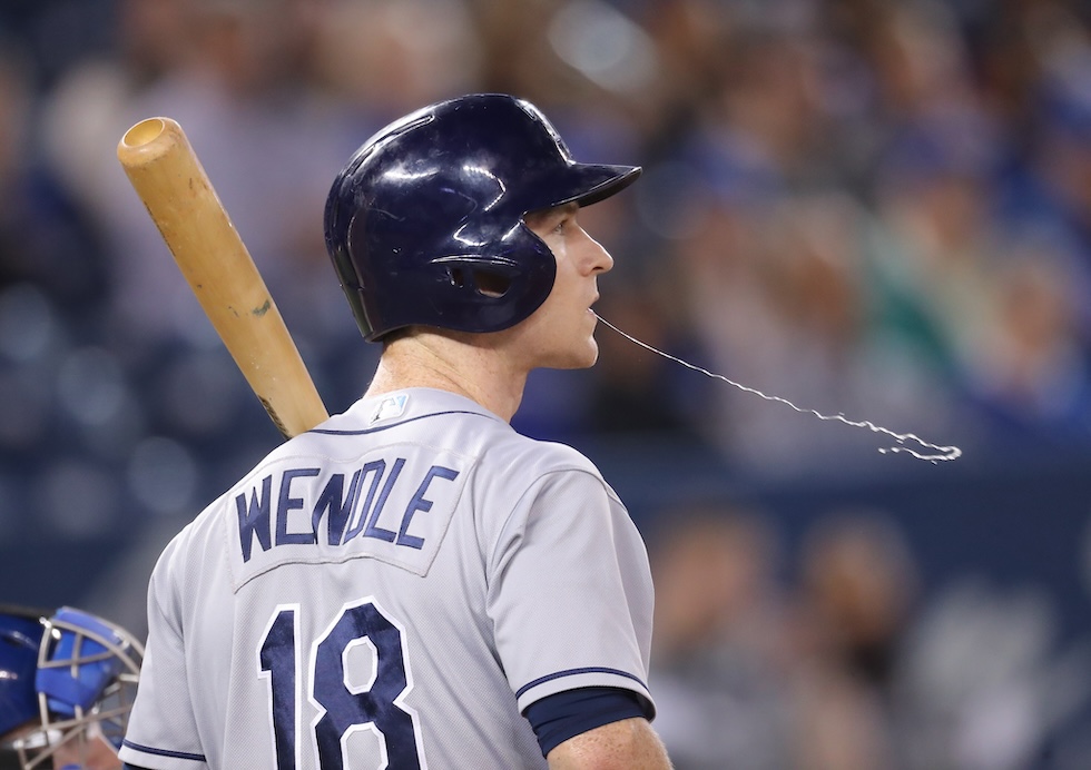 Il battitore Joey Wendle dei Tampa Bay Rays sputa durante una partita, 20 settembre 2018 (Tom Szczerbowski/Getty Images)