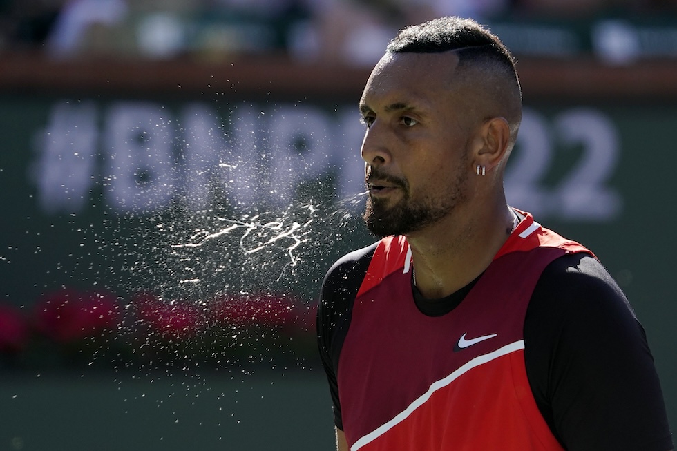 II tennista australiano Nick Kyrgios sputa durante una partita contro Rafal Nadal al torneo di Indian Wells, 18 marzo 2022 (AP Photo/Mark J. Terrill)