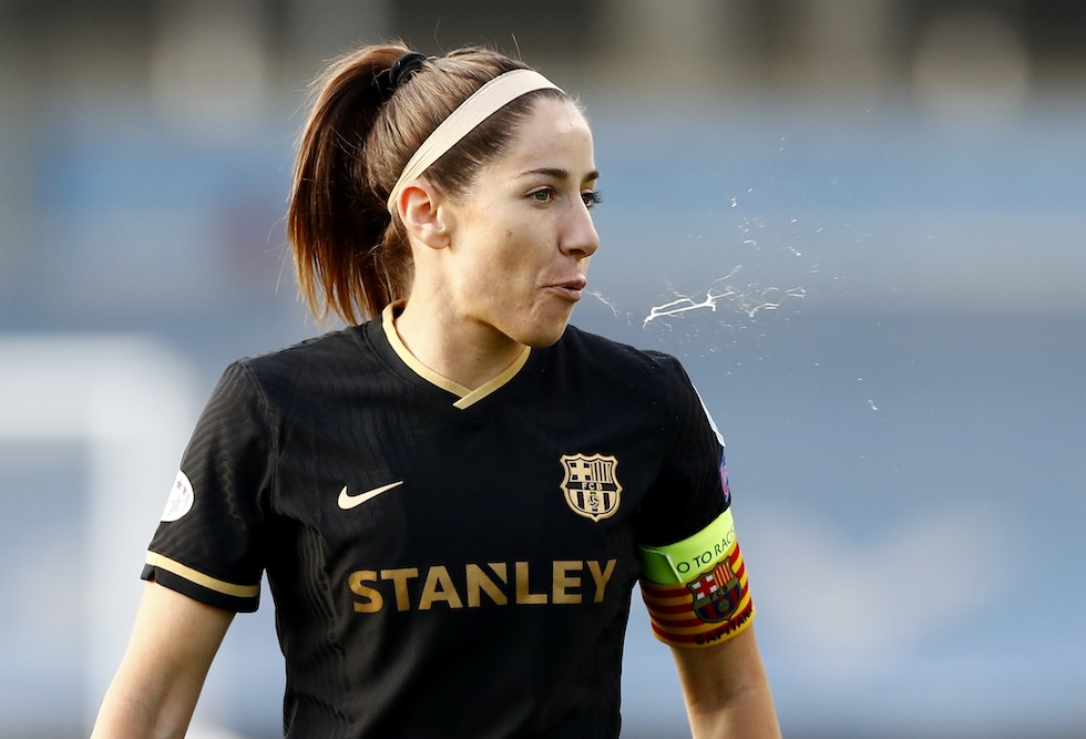 La calciatrice spagnola Vicky Losada sputa durante una partita di Champions League, 31 marzo 2021 (Action Images via Reuters/Jason Cairnduff)