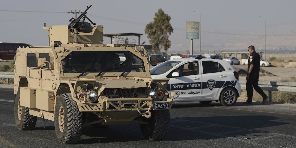 Un uomo che guidava un camion umanitario diretto a Gaza ha ucciso due cittadini israeliani al confine fra Giordania e Cisgiordania