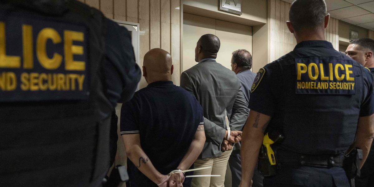 11 funzionari Democratici sono stati arrestati a New York mentre protestavano contro le condizioni di detenzione delle persone immigrate