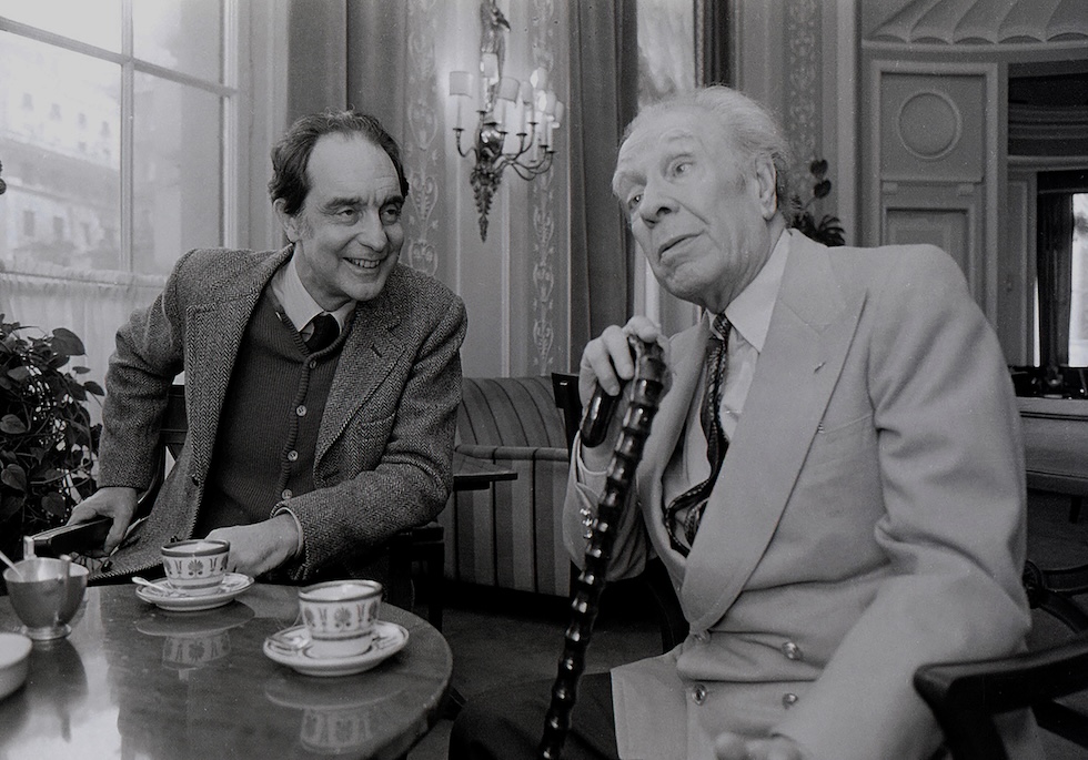 Calvino e Borges seduti a un tavolo di fronte a una tazza di tè