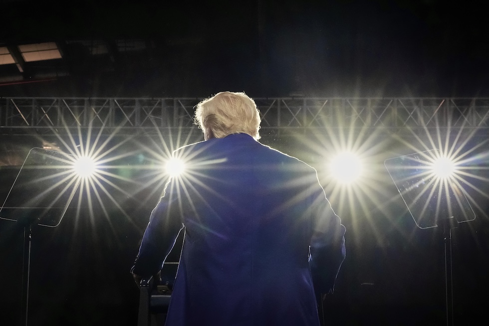 Donald Trump parla alla base militare di Al Udeid, in Qatar, il 15 maggio 2025 (AP/Alex Brandon)