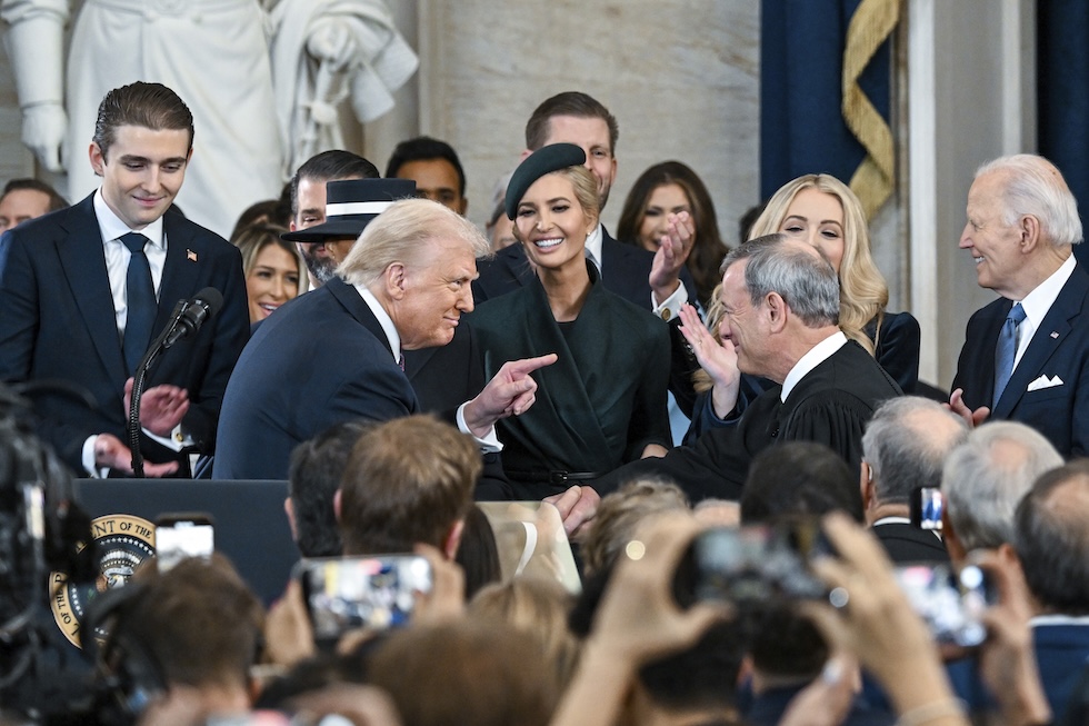 Donald Trump stringe la mano al presidente della Corte suprema John Roberts alla cerimonia della propria inaugurazione, il 20 gennaio 2025