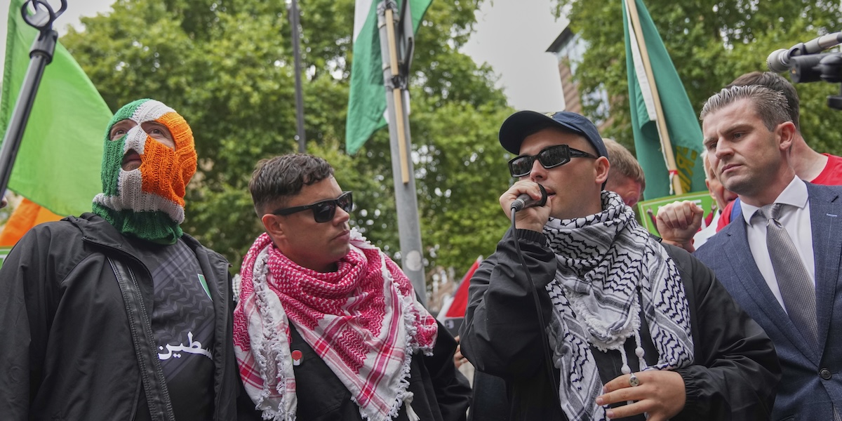 Anche il Canada ha vietato l’ingresso nel paese al gruppo rap nordirlandese dei Kneecap, accusandolo di sostenere il terrorismo