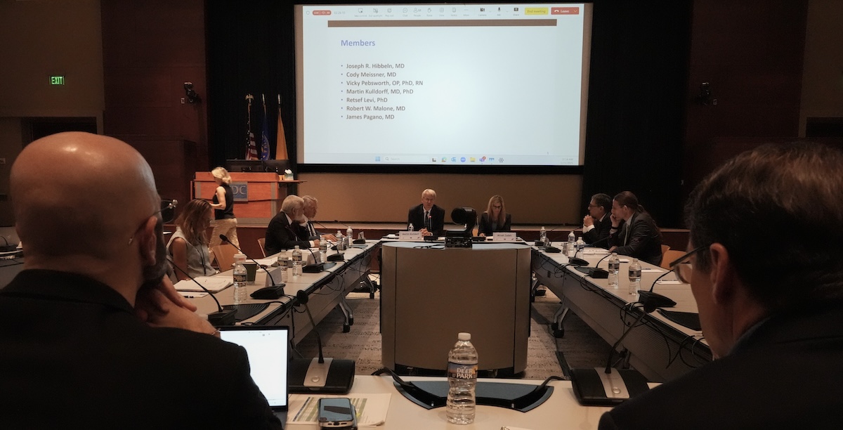 Un importante comitato sui vaccini statunitense non raccomanderà più quelli contro il Covid