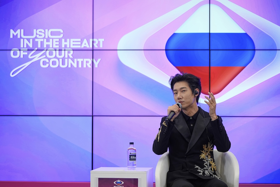 Il cantante cinese Wang Xi durante una conferenza stampa dell'Intervision, il 19 settembre a Mosca (AP Photo/Alexander Zemlianichenko)