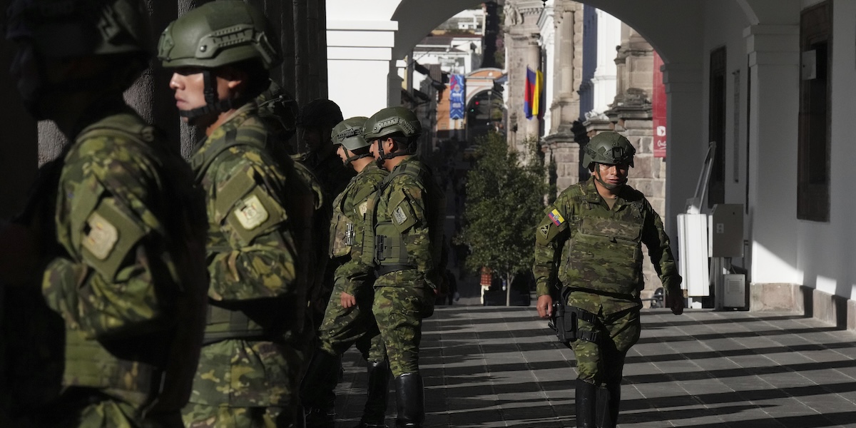 Soldati di guardia al palazzo presidenziale di Quito, il 4 settembre (