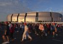 Persone all'esterno dello State Farm Stadium di Glendale